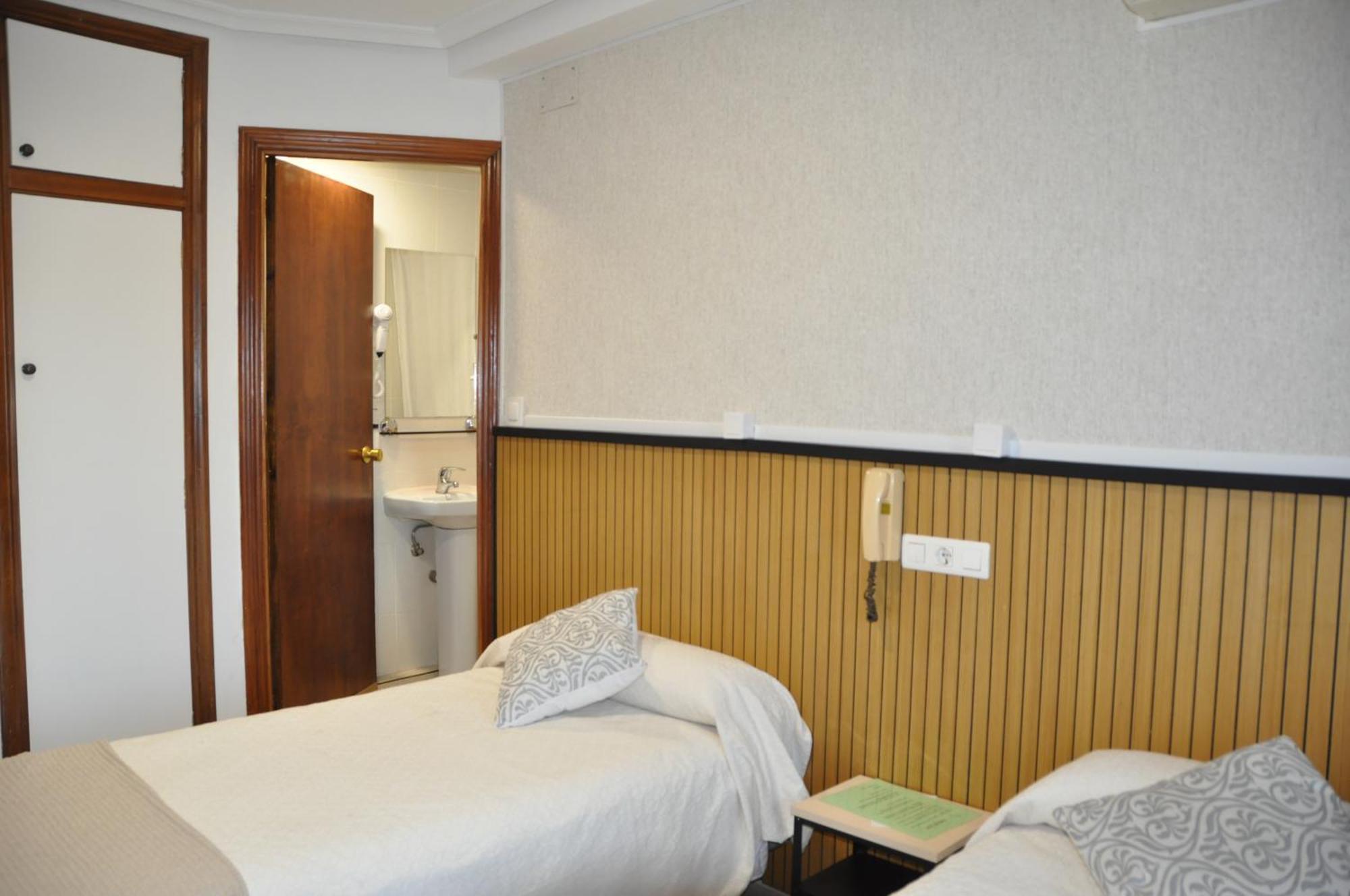 Quarto Twin com WC Partilhado